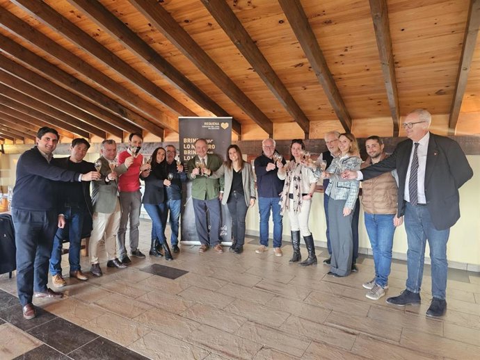 El conseller Aguirre brinda con los viticultores de Requena