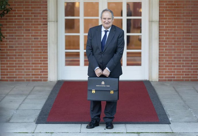 El ministro de Industria, Jordi Hereu, posa con su cartera a su llegada a la primera reunión de Consejo de Ministros de la XV legislatura, en el Palacio de la Moncloa, a 22 de noviembre de 2023, en Madrid (España). 