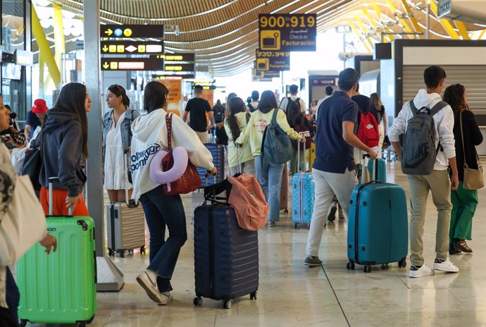 Archivo - Varias personas con maletas en el Aeropuerto Adolfo Suárez-Madrid Barajas, a 1 de septiembre de 2023, en Madrid (España). Las aerolíneas que operan en el Aeropuerto Adolfo Suárez Madrid-Barajas han programado 4.256 vuelos durante la última opera