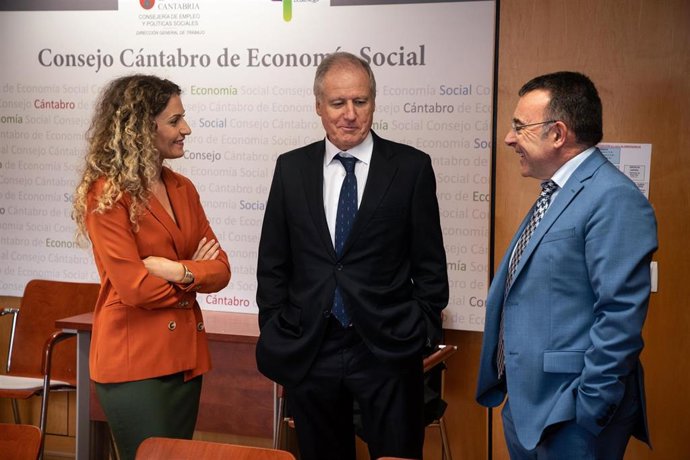 La delegada del Gobierno en Cantabria, Ainoa Quiñones; el consejero de Industria, Eduardo Arasti, y el director territorial de la Inspección de Trabajo y Seguridad Social, Miguel Ángel Gálvez