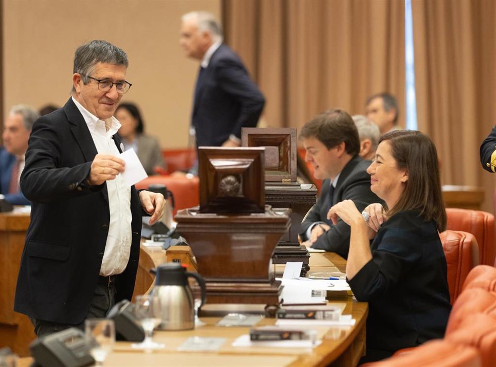 El portavoz del PSOE en el Congreso, Patxi López, vota durante una sesión constitutiva de la Diputación Permanente, en el Congreso de los Diputados, a 21 de noviembre de 2023, en Madrid (España). 