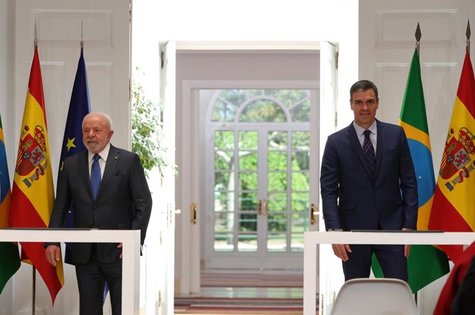 Archivo - El presidente del Gobierno, Pedro Sánchez (d), junto al presidente de la República Federativa de Brasil, Lula da Silva (i), en una rueda de prensa durante un viaje oficial a España, en el Palacio de La Moncloa, a 26 de abril de 2023, en Madrid