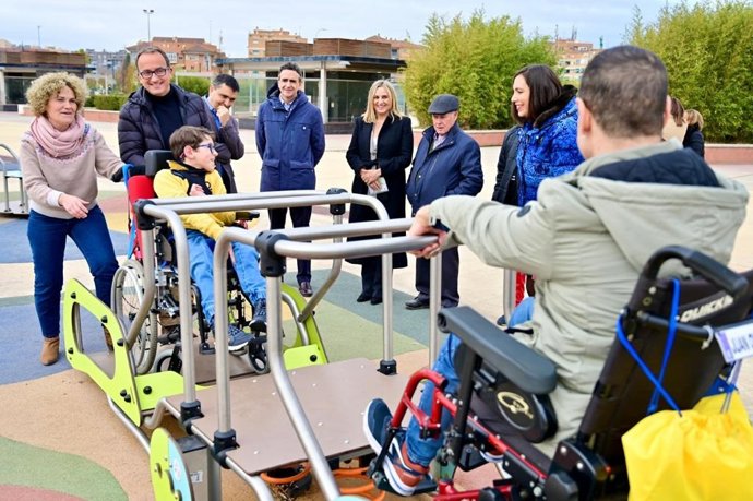 Nueva zona de juego inclusivo en el parque Miguel Ríos.