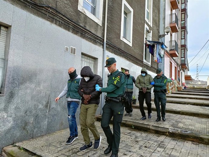 Detenidos en Sestao en la operación de la Guardia Civil contra una red de comercialización de artículos falsificados.