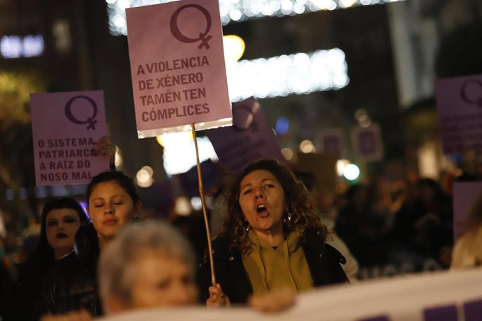 Varias personas muestran carteles, durante una marcha por la eliminación de la violencia contra las mujeres, a 25 de noviembre de 2023, en Vigo, Pontevedra, Galicia (España). La concentración ha sido convocada por la Marcha Mundial das Mulleres bajo el 