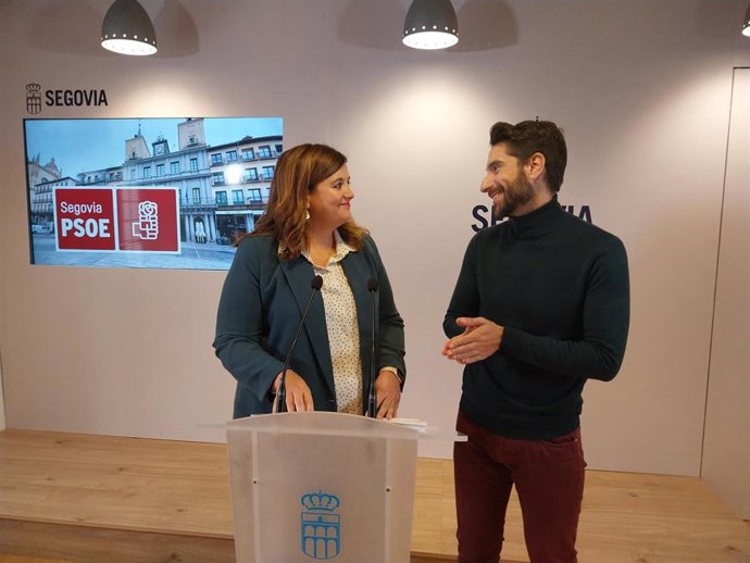 La portavoz socialista, Clara Martín, y el concejal Miguel Merino