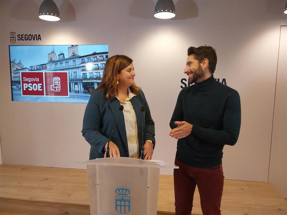 La portavoz socialista, Clara Martín, y el concejal Miguel Merino