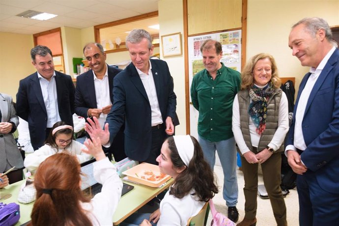 El presidente de la Xunta, Alfonso Reuda, y el conselleiro de Cultura e Educación, Román Rodríguez, de visita en el CEIP de Lourido de Poio (Pontevedra)