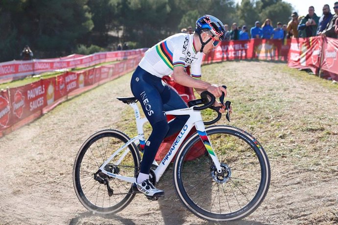 Tom Pidcock (Ineos Grenadiers), como campeón del mundo, durante los entrenos de la Copa del Mundo de Ciclocross UCI  Benidorm Costa Blanca 2023.