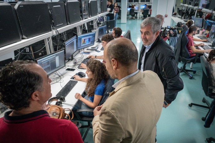 El presidente de Canarias, Fernando Clavijo, en una visita a la empresa de animación 3 Doubles Producciones