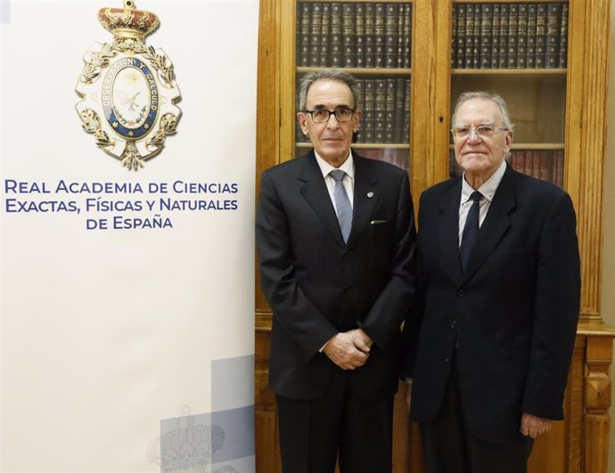 : De Izda A Dcha.: Profesores José María Sanz-Serna Y Esteban Domingo, Presidente Y Vicepresidente De La Real Academia De Ciencias Exactas, Físicas Y Naturales De España (RAC) .