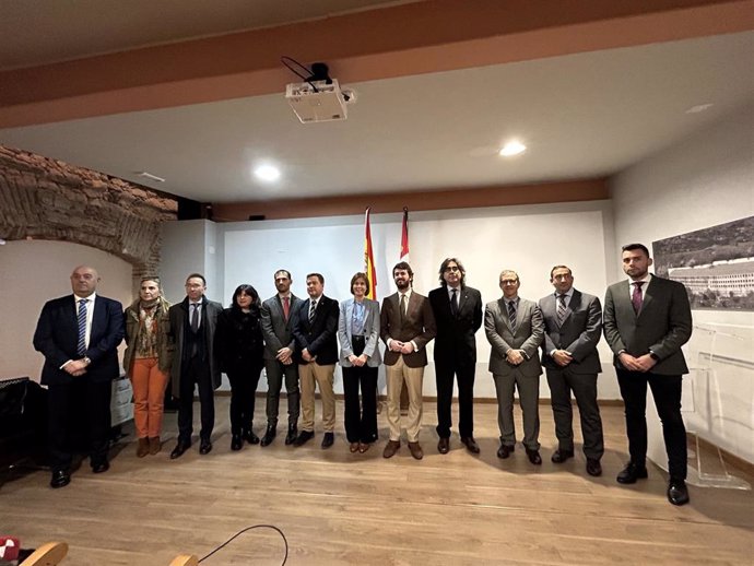 La diputada provincial Magdalena Rodríguez (centro) con el vicepresidente Gallardo, el consejero Veganzones y otros diputados Provinciales
