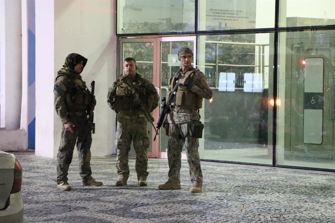 Archivo - 13 June 2022, Brazil, Rio de Janeiro: Military Police officers stand in front of the Parque Library, in downtown Rio de Janeiro, to free a woman who was held hostage inside the Library on afternoon. The criminal, who threatened the victim with