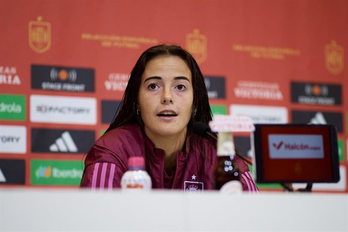 La centrocampista española María Pérez en rueda de prensa