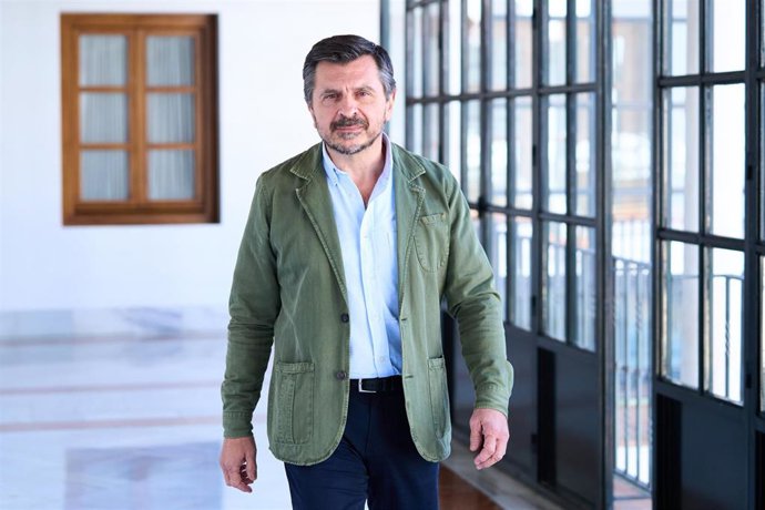 El portavoz del Grupo Parlamentario Popular, Toni Martín, en los pasillos del Parlamento