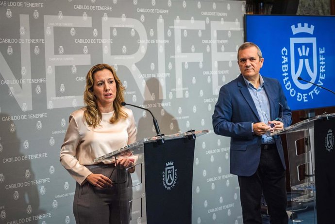 La presidenta del Cabildo de Tenerife, Rosa Dávila, y el consejero de Sector Primario, Valentín González, en una rueda de prensa para dar cuenta de los acuerdos del Consejo de Gobierno