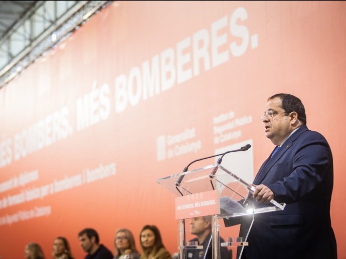 El conseller de Interior, Joan Ignasi Elena, ha presidido este miércoles el acto de entrega de diplomas de la 24 promoción del curso de formación básica de bomberas y bomberos de l'Insitut de Seguretat Pública de Catalunya (ISPC).