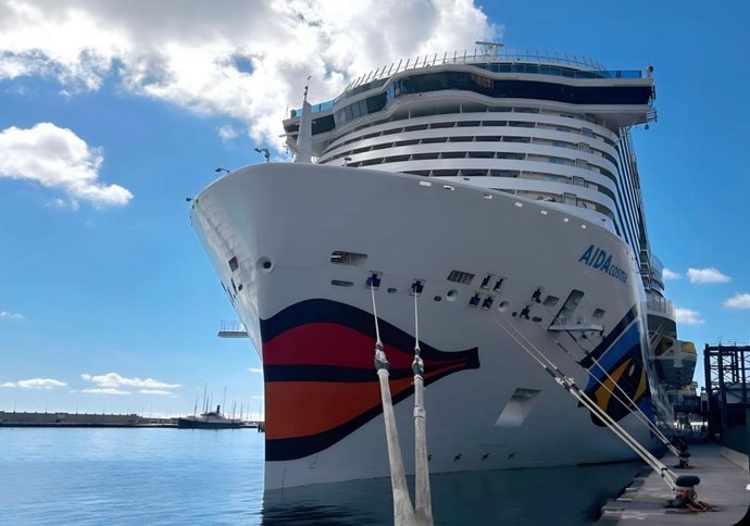 El crucero AIDAcosma ha atracado hoy miércoles por primera vez en el puerto de Santa Cruz de Tenerife en una escala que además supone su primera actividad de puerto base parcial en la Isla.