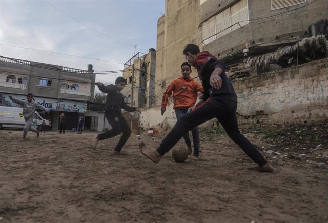 Archivo - Un grupo de niños palestinos en el campamento de refugiados de Yabalia, en la Franja de Gaza