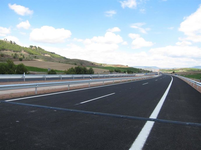 Archivo - Asfalto, carretera sin tráfico