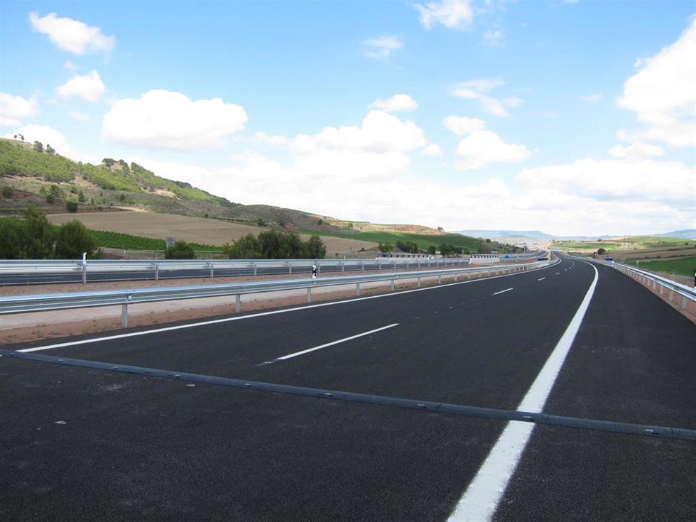 Archivo - Asfalto, carretera sin tráfico