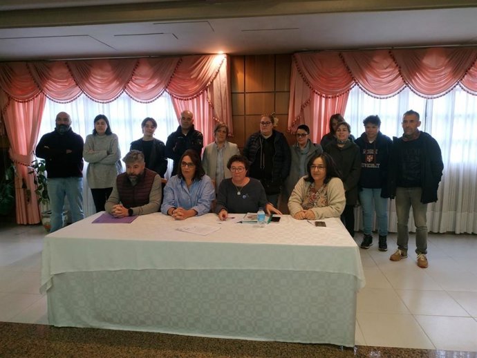 Representantes del Sindicato Labrego Galego,  CC.OO y colectivos feministas da Terrá Chá, junto a la trabajadora cesada por un asilo de Vilalba tras declararse nulo su despido. En Vilalba, Lugo, a 29 de noviembre de 2023.