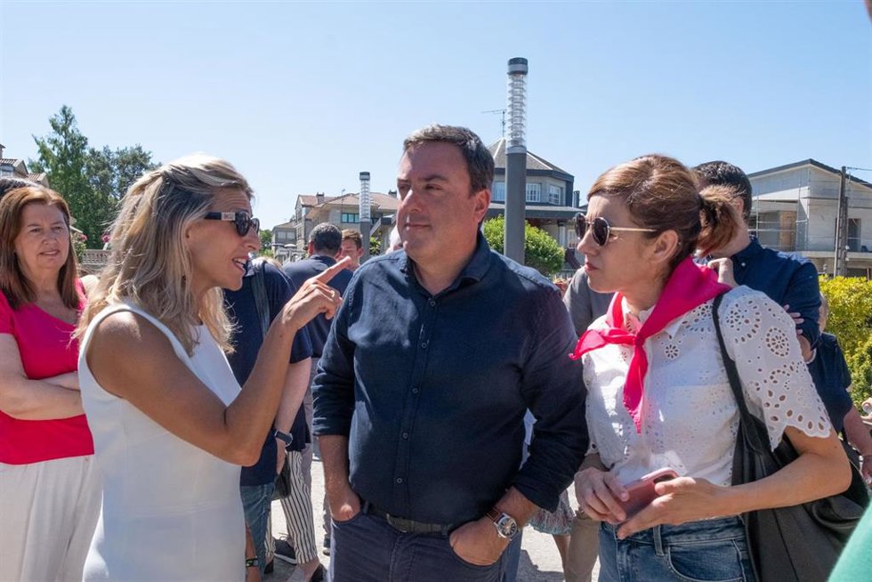 Archivo - (I-D) La vicepresidenta segunda del Gobierno y ministra de Trabajo, Yolanda Díaz; el secretario general del PSOE de Galicia, Valentín González Formoso; y la portavoz de Sumar en el Congreso, Marta Lois; conversan durante la 61 Fiesta del Pulpo