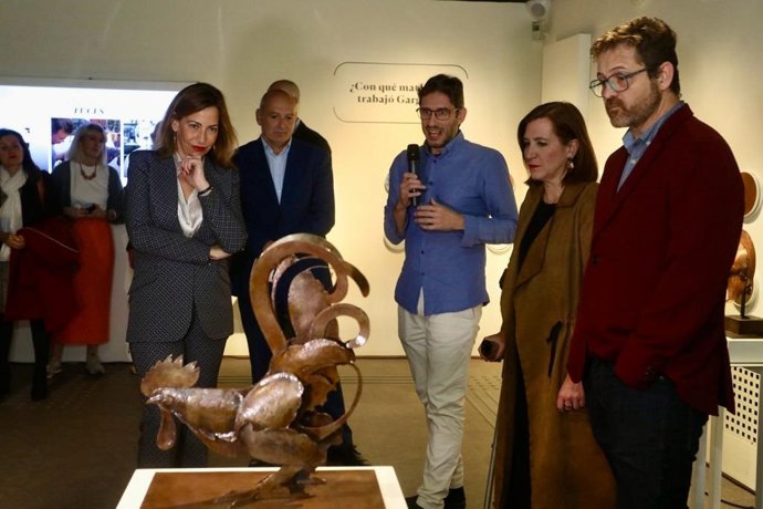 La alcaldesa de Zaragoza, Natlia Chueca, visita la sala 'Entre luces', en el Museo Pablo Gargallo, la primera en la que está "prohibido no tocar".