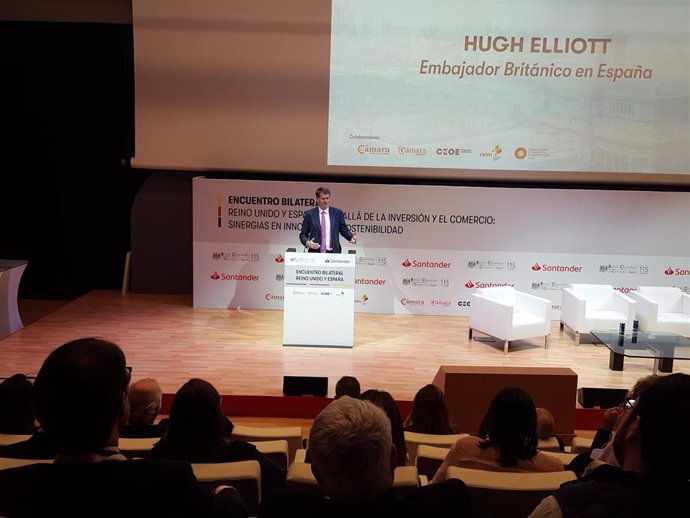 El embajador británico en España, Hugh Elliott, interviene en el Encuentro bilateral Reino Unido-España celebrado en Madrid el 29 de noviembre de 2023.