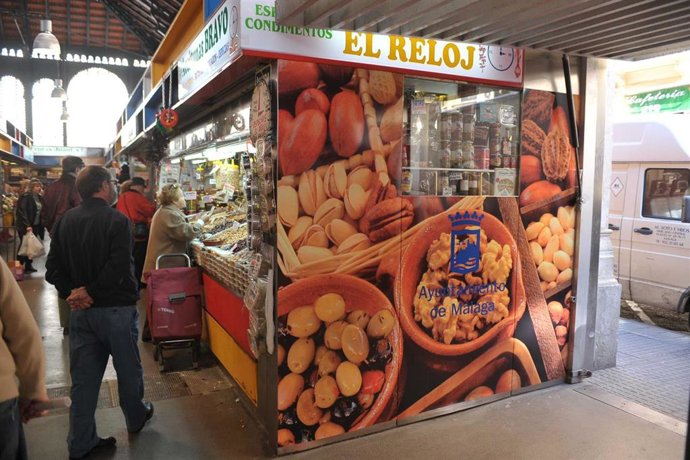 Archivo - Interior del mercado de Atarazanas de Málaga