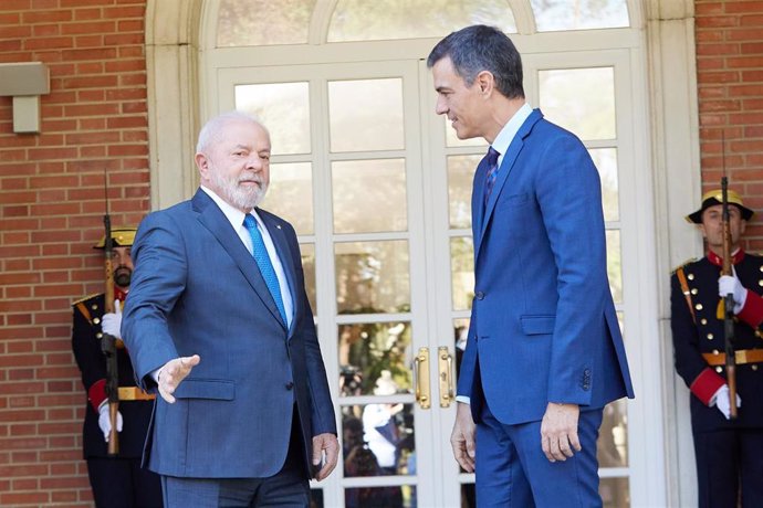 Archivo - El presidente del Gobierno, Pedro Sánchez, recibe al presidente de Brasil, Lula da Silva, a su llegada al Palacio de La Moncloa, el pasado 26 de abril.