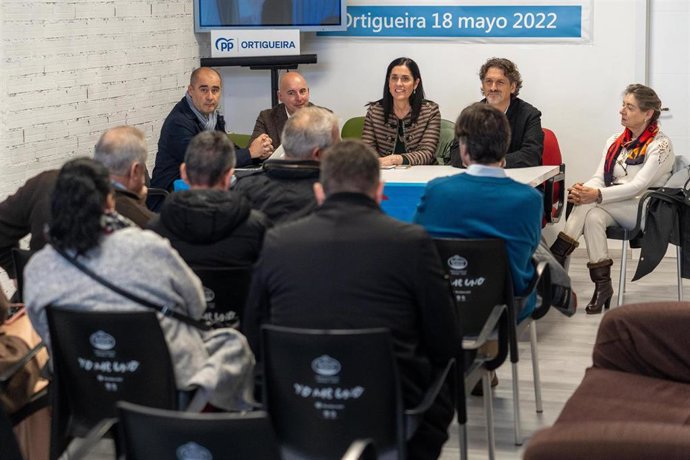 La secretaria general del PPdeG, Paula Prado, y la Comisión de Pequenos Concellos del PPdeG en una visita a la comarca de Ortegal (A Coruña).