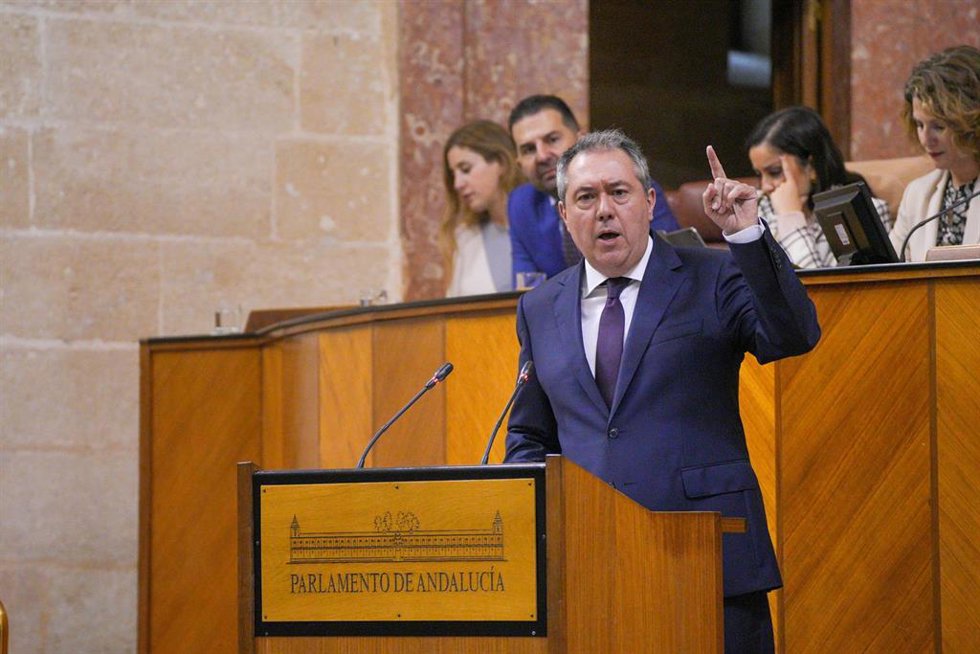 El diputado del grupo parlamentario socialista, y secretario general del PSOE-A, Juan Espadas durante el debate de la Comunidad, a 29 de noviembre de 2023, en Sevilla, Andalucía (España). El presidente de la Junta de Andalucía, Juanma Moreno, abre la se