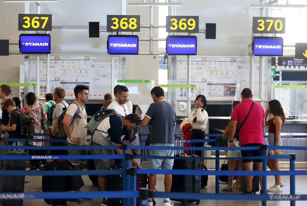 Archivo - Viajeros en un aeropuerto
