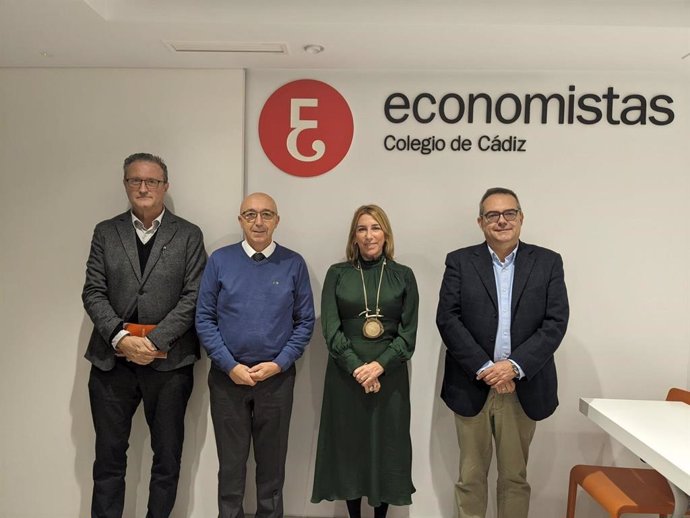 Olivero con representantes del Colegio de Economistas de Cádiz.