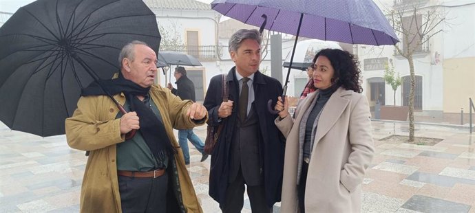 El vicepresidente primero y delegado de Infraestructuras, Sostenibilidad y Agricultura de la Diputación de Córdoba, Andrés Lorite (centro), en su visita a Villaviciosa de Córdoba.