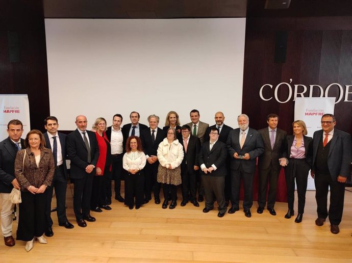 La Infanta Elena (centro), acompañada por autoridades y miembros de las entidades premiadas y de Fundación Mapfre, en la entrega de reconocimientos.