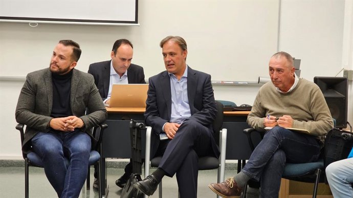 El síndic de Compromís en Les Corts, Joan Baldoví, el portavoz de Compromís en el Ayuntamiento de Alicante, Rafa Mas, y Natxo Bellido durante un encuentro con la Plataforma del Port Sostenible d'Alacant.