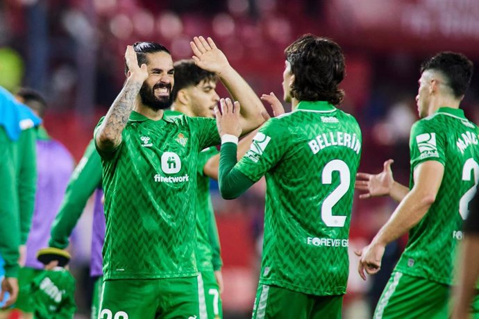 Francisco Alarcón 'Isco' y Héctor Bellerín (Real Betis) celebrando un gol. 