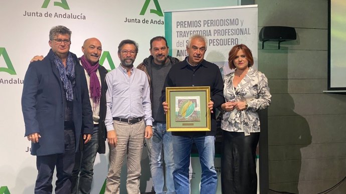 El equipo de 'Los Reporteros' de Canal Sur TV ha recogido el reconocimiento de la Faape de manos de Carmen Crespo, consejera de Agricultura, Pesca, Agua y Desarrollo Rural de la Junta de Andalucía.