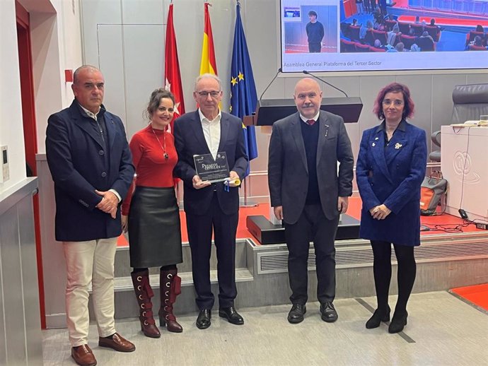 EL exsecretario General de la Cruz Roja Española y exvicepresidente de la Plataforma del Tercer Sector, Leopoldo Pérez Suárez, recibe el premio CERMI.