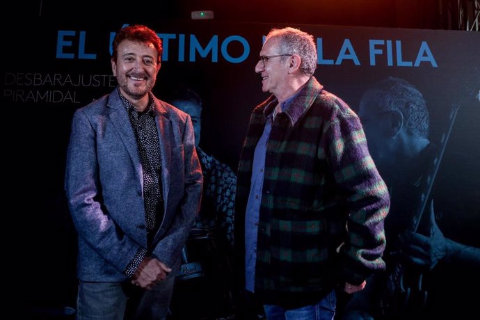 Los cantantes Manolo García (i) y Quimi Portet (d), del Último de la Fila, posan durante una rueda de prensa, en la sala Galileo Galilei, a 29 de noviembre de 2023, en Madrid (España). El Último de la fila han decidido volver tras 25 años para regra