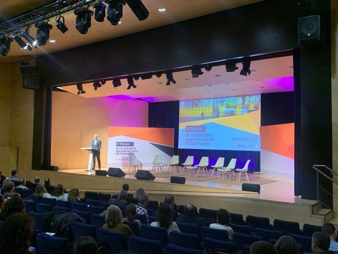 El conseller de Acción Climática, David Mascort, durante su intervención en el primer Frum de les indústries agroalimentries de Catalunya