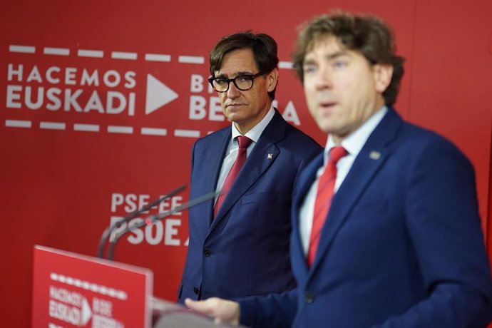 Archivo - El secretario general del PSE-EE, Eneko Andueza, dcon el primer secretario del PSC, Salvador Illa