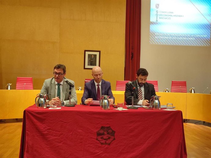 El vicepresidente del Govern, Toni Costa; el presidente del Consell de Menorca, Adolfo Vilafranca, y el director general de Presupuestos y Financiación, Bartomeu Alcover.