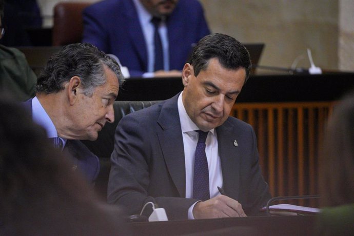 El presidente de la Junta de Andalucía, Juanma Moreno (d) durante el  debate de la Comunidad, a 29 de noviembre de 2023, en Sevilla, Andalucía (España). El presidente de la Junta de Andalucía, Juanma Moreno, abre la sesión del debate de la comunidad, ac