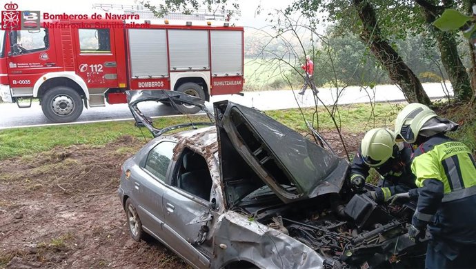 Bomberos trabajan en el vehículo accidentado.