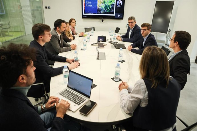 La reunión derepresentantes de la Conselleria de Empresa y de Brunge