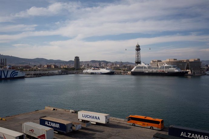 Archivo - Contenedores y dos cruceros en la terminal de cruceros del Puerto de Barcelona, visto desde el Puente de la Puerta de Europa.