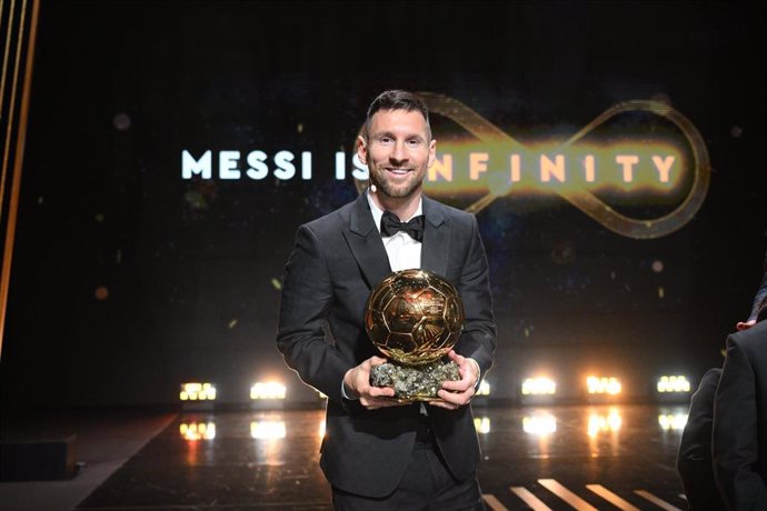 Leo Messi con su octavo Balón de Oro.